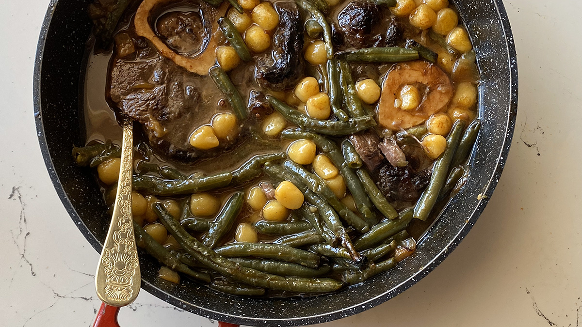 Meat with green peas