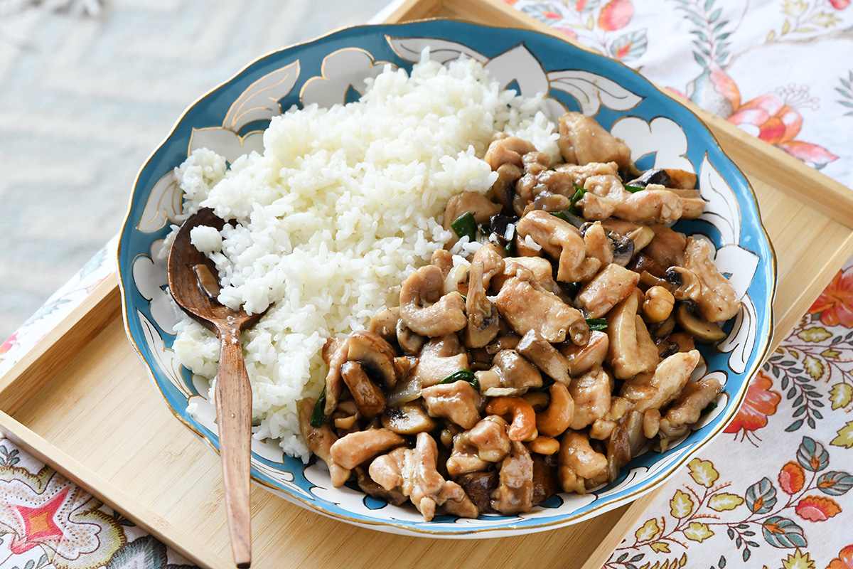 Chicken with cashew and rice