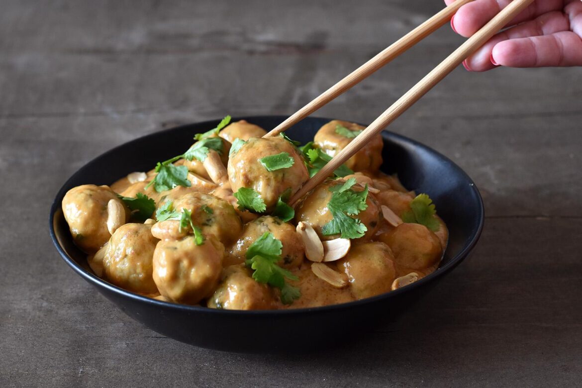 Chicken Meatballs in Peanut Sauce